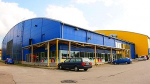 Так сказать старый Нарвский спортцентр на ул. Раквере, 22д был построен в 2005 году - и тоже в партнерстве с частным капиталом, а именно с ТОО "Narva Catering". Последнее в 2011 году вышло из состава общего НКО, оставив город рассчитываться с банком самостоятельно.