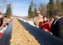 Конвейер, с части которого предварительно был снят тент, позволил директору по развитию "VKG" Яанусу Пурга (слева), министру окружающей среды Кейт Пентус и владельцу "VKG" Прийту Пийлманну своими глазами наблюдать за перемещением сланца.