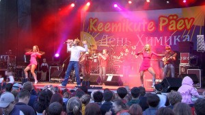 Празднование Дня химика в Кохтла-Ярве в 2006 году. На сцене - "2 Quick Start". (Фото: Пеэтер ЛИЛЛЕВЯЛИ/АРХИВ)