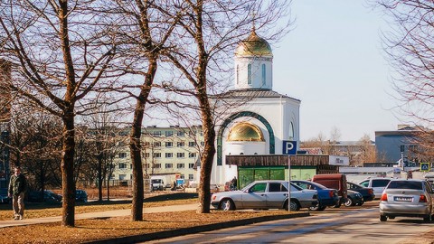 Приход святых Кирилла и Мефодия Эстонской православной церкви Московского патриархата уже имеет опыт строительства в Нарве: совершенно новый храм святых двенадцати Апостолов был построен по его заказу в течение 2012-2015 годов на улице Мыйза.