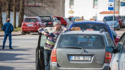 Угроза лишиться работы из-за незнания языка едва не настигла нарвских таксистов, однако Закон о языке и дальше будет требовать от них знания госязыка.