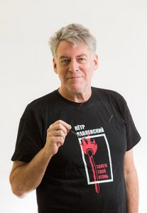 "Вижу некоторую неприязнь между эстонским большинством и русским меньшинством; по крайней мере, частью этого меньшинства. Вижу озлобленность некоторых здешних русских по отношению к эстонскому государству, точно также вижу исходящие от кое-кого из местных эстонцев пренебрежение и ощущение превосходства над русскими".