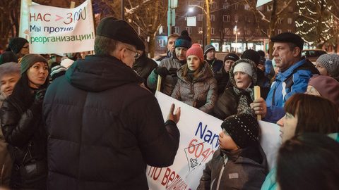 Руководитель Нарвской больницы Олев Силланд самоотверженно держал шквал народного недовольства в связи с предстоящим закрытием детского отделения. "Мы продолжим оказывать услугу в том же объеме, как сейчас оказываем, только на других площадях", - убеждал он.