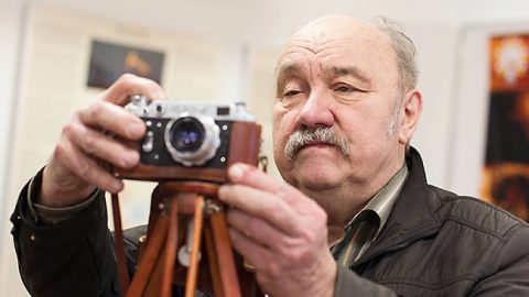 Без фотоаппарата Энн Кяйсс выходит из дома редко, в его фотобанке - огромное количество фотографий природы Ида-Вирумаа и прочих краев. Выставленный в комнате камней аппарат имеет на сегодня только ностальгическое значение.