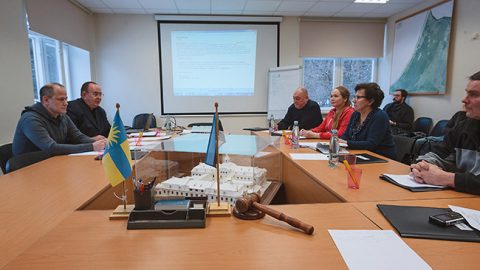 Избранный председателем Калле Кекки (второй слева) так и не решился занять предназначенное для главы собрания центральное место.