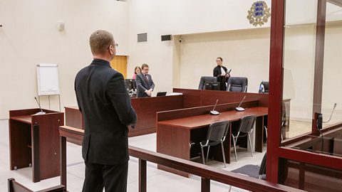 Председатель Нарвского горсобрания и предприниматель-юрист Александр Ефимов вчера очутился на скамье подсудимых один, прежде отказавшись от защитника. Но в дальнейшем адвокат ему все же потребуется.