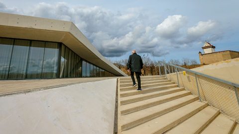 На втором этаже нарвского пляжного здания ресторан должен был открыться уже в прошлом году. Была надежда, что это произойдет хотя бы к началу нынешнего лета, но шансов почти не остается.