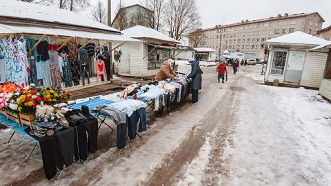 Так выглядит небойкая торговля на рынке "Энергия" в самом центре Нарвы в обычный будний день. Более людно здесь бывает по выходным, но настоящее оживление наступает, естественно, в сезон дачных и хуторских урожаев.