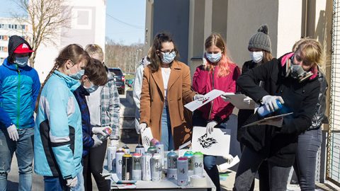 В учебной комнате мастерили шаблоны, а затем каждый с их помощью выполнил на холсте свою первую работу.