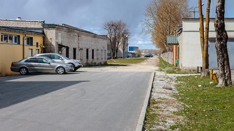Так сегодня выглядит бывшая улица имени Георгия Суворова, по документам, ликвидированная нарвской городской властью в 1994 году. Планируется, что ее повторное строительство - независимо под каким наименованием - разгрузит прилегающие автодороги, ставшие весьма оживленными.