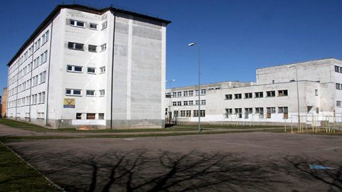 В школе, которая была открыта в 1991 году, требуют обновления системы отопления, освещения, водоснабжения и канализации, нужно утеплить фасад, отремонтировать классы, коридоры, актовый и спортивный залы.