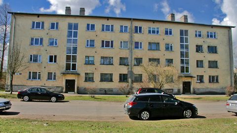 У дома №25 по улице Вахтра, где недавно была передана государству очередная квартира, сосед - дом №23, который превратился в "дом-призрак", потому что из-за коллективной ответственности за долги он был оставлен без отопления.