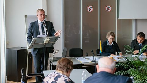 Председатель Нарвского горсобрания Александр Ефимов в зале заседаний - о деятельности целевого учреждения "Нарвский музей": "Такое отношение к деньгам недопустимо".