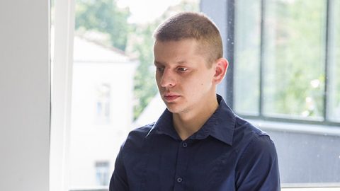 Подсудимый Яан Пийм спокойно выслушал приговор. Спокойствие он сохранил и после того, как узнал, что суд приговорил его к десяти годам реального заключения. Дать комментарии журналистам он отказался.