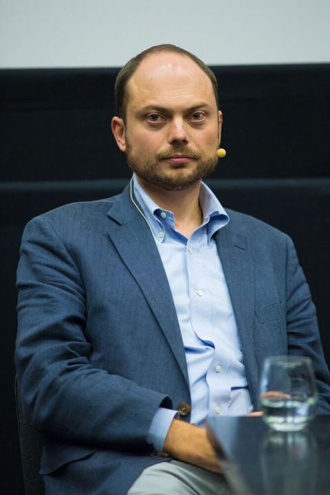 Владимир Кара-Мурза: "Популярная и сильная власть не отправляла бы своих оппонентов в тюрьму и на митингах не избивала бы мирных демонстрантов дубинками - так поступает трусливая и неуверенная в себе власть. Считаю, что у Кремля есть много причин быть трусливым и неуверенным в себе".