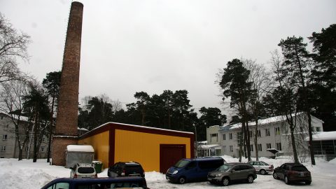 Отапливающая дома Нарва-Йыэсуу газовая котельная находится в самом центре курортного города, на улице Кеск. Котельной скоро предстоит расширение за счет щепового котла, и это пугает жильцов близрасположенных домов. Благо хоть опасную старую трубу заменят на новую. (Пеэтер ЛИЛЛЕВЯЛИ/АРХИВ)
