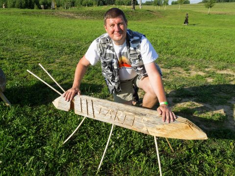 Со скульптурой снежной блохи в 2009 году. (Инга ТАРТЕС)