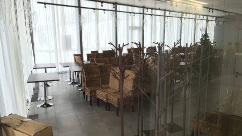Зал ресторана в нарвском пляжном здании в день предполагавшегося открытия, 1 декабря, был по-прежнему закрыт. (Илья СМИРНОВ)
