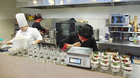 На кухне учебного ресторана "Manufaktuur". (Ирина КИВИСЕЛЬГ)