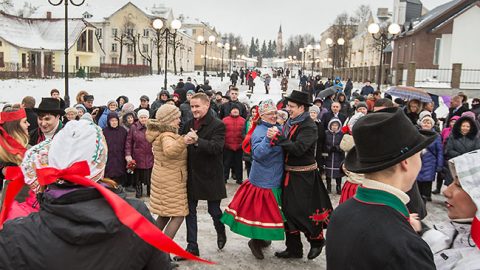 Церемония разрезания ленточки на бульваре Мере под началом ансамбля народного танца "Сувенир" переросла в праздник танца. В стороне не остались и министр государственного управления Яак Ааб и вице-мэр Силламяэ Ээви Паасмяэ. (Матти КЯМЯРЯ)