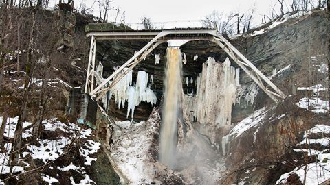 Старую смотровую платформу у водопада Валасте снесут, а закрепленные на стене глинта винтовые лестницы останутся и получат продолжение в виде лестницы, ведущей к морю. (Матти КЯМЯРЯ/АРХИВ)