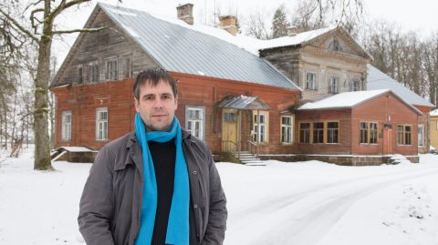 В собственности испанцев мыза Пагари в охотничий замок не превратилась. "Теперь самое важное - спасти здание от дальнейшего разрушения", - сказал алутагузеский волостной старейшина Тауно Выхмар. Особые условия охраны памятников старины выяснил предыдущий владелец. (Фото: Матти КЯМЯРЯ/АРХИВ)