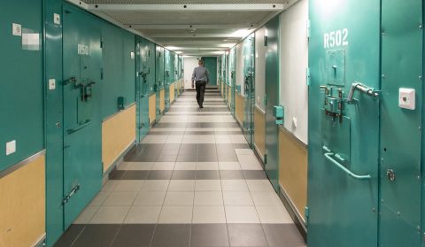 В Вируской тюрьме: заключенные проводят большую часть времени в своих камерах, за этими железными дверьми (Фото: Матти КЯМЯРЯ)