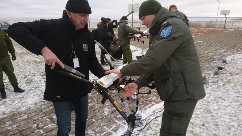 В Муствеэ Сергею Золину передали дрон для Васкнарвского кордона. (Фото: Аго ГАШКОВ)