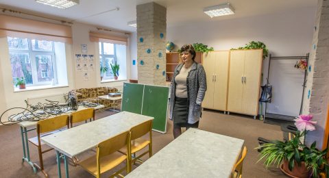 Ирина Шульгина показала помещение, где будет учиться 7 "А" класс. Еще последние приготовления - и с 8 января учебная работа может начинаться. (Фото: Матти КЯМЯРЯ)