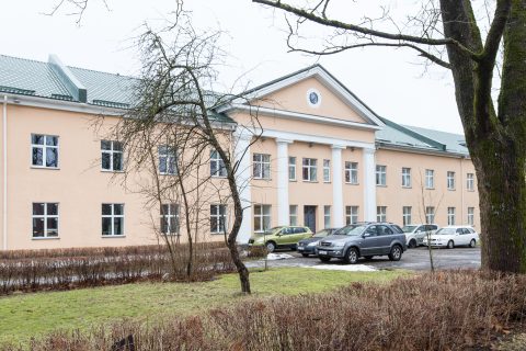 В старом учебном корпусе Ида-Вирумааского центра профобразования имеется отдельный вход, тем самым у русской основной школы будет, так сказать, своя территория. (Фото: Матти КЯМЯРЯ)