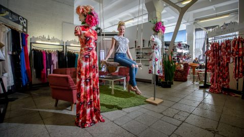 Руководитель отечественного бренда одежды "Tallinn Dolls" Мари Мартин отметила, что хороших работников для своего малого производства найти ей было нелегко. (Фото: SCANPIX)