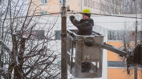 Ремонт старого оборудования уличного освещения (Фото: Илья СМИРНОВ/АРХИВ)