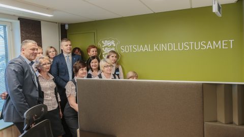 Нарвский коллектив Департамента социального страхования на новом месте работы фотографируется со своим таллиннским начальством. (Фото: Илья СМИРНОВ)