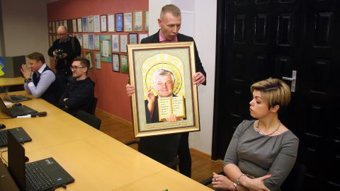 Руководитель избирательного союза "Правильный выбор" Яанек Пахка поставил на стул отсутствовавшего вчера в горсобрании Валерия Корба картину, где последний изображен в образе святого. Светлане Владимировой, которая выдвинула Корба на звание почетного гражданина, это явно не понравилось. (Фото: Пеэтер ЛИЛЛЕВЯЛИ)