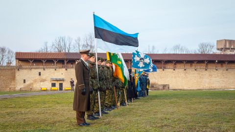 Флаг Эстонии в Нарвской крепости ранним утром 24 февраля. (Фото: Илья СМИРНОВ/АРХИВ)