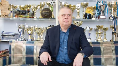 На протяжении десяти лет силламяэский "Калев" под руководством президента клуба Александра Стародубцева ярко выделялся на эстонском футбольном ландшафте, завоевав медали в том числе в лиге мастеров и достойно проведя игры евросерии, однако в итоге пал под бременем долгов. (Фото: Матти КЯМЯРЯ)