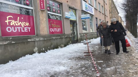 Пешеходы на льду (фото: Илья СМИРНОВ/АРХИВ)