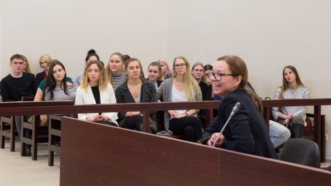 С работой Нарвского дома суда студентов юридического факультета знакомила председатель Вируского уездного суда Астрид Аси, приехавшая в Ида-Вирумаа шесть лет назад. (Фото: Матти КЯМЯРЯ)