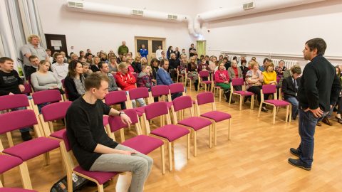 На состоявшемся в Ийзакуской гимназии в январе народном собрании преобладающая часть присутствовавших поддержала сохранение школы в качестве гимназии. (Фото: Матти КЯМЯРЯ/АРХИВ)