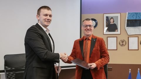 Под ясным взором президента Эстонии (на фотопортрете) и перед объективами репортеров мэры Максим Ильин и Тармо Таммисте 22 марта подписали важнейшее соглашение о сотрудничестве. Этой бумагой не просто стыкуются прокладываемые в Нарва-Йыэсуу и Нарве сети велопешеходных дорожек, но и переворачивается неприятная страница в совместной истории соседей. (Фото: Илья СМИРНОВ)