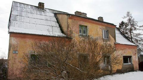 Бабушку, проживающую в этом доме по улице Сийдисука, 11, в один миг сделали ответственной за образованное государством квартирное товарищество и его долги за тепло. (Фото: Пеэтер ЛИЛЛЕВЯЛИ)