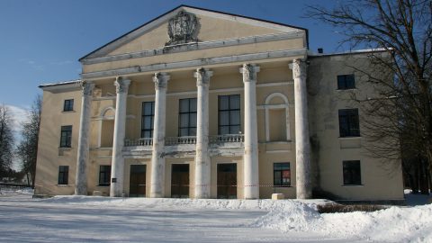 Кохтла-Ныммеский народный дом, который в 2017 году отметил 65-й день рождения, теперь обнесен ограждающими лентами, так как с фасада осыпаются кирпичи и штукатурка. (Фото: Пеэтер ЛИЛЛЕВЯЛИ)