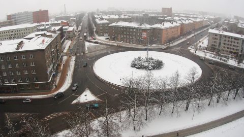 Большой кольцевой перекресток и уходящая от него вдаль улица Пауля Кереса - это две основные части транзитного коридора через Нарву, оживленный "экватор" на ее карте, и климат тут формируется в основном фурами. Для обеспечения безопасности прежде всего горожан изменятся и кольцо, и улица. Но не в этом году, как поначалу планировалось. (Фото: Илья СМИРНОВ/АРХИВ)