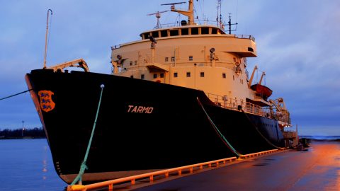 Ледокол "Tarmo" взял курс на Силламяэ, чтобы сменить работающий в порту еще с прошлой недели ледокол "Botnica". (Фото: Прийт ПЫЙКЛИК/Департамент водных путей сообщения)