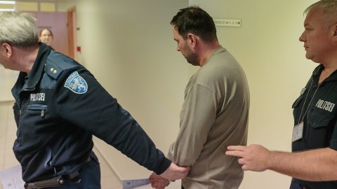 Сергея, подозреваемого в убийстве жены, выводят из зала суда после вынесения решения об аресте. (Фото: Илья СМИРНОВ)