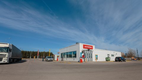 На этой расположенной при въезде в Нарву заправке "Circle K" два года назад произошел несчастный случай, когда человек получил травму, и закончилось это предъявлением к заправке требования о возмещении ущерба. (Фото: Илья СМИРНОВ)