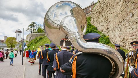 Праздничное шествие в День города 2 июня пересечет Нарву с запада на восток по Таллиннскому шоссе, стартовав с площадки у автозаправки "Neste". Год назад (на фото) шествие проходило по береговому променаду, так как Таллиннское шоссе переживало капитальный ремонт, и зато теперь оно почти в идеальном состоянии. Шествие впервые возглавит не приглашенный духовой оркестр, а воссозданный городской - молодежный оркестр Нарвской музыкальной школы. (Фото: Илья СМИРНОВ/АРХИВ)