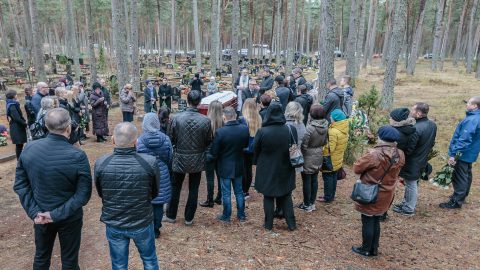 Фото сделано во время прощания с 42-летней Еленой, жестоко убитой, предположительно, мужем. За полтора месяца до этой непоправимой трагедии в полицию поступал недвусмысленный сигнал о проблеме семейного насилия, однако там ему не придали значения. (Фото: Илья СМИРНОВ)