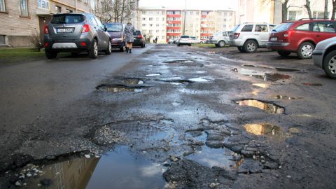 Жильцам дома на ул. Калеви, 16 еще долго придется ходить по двору с большой осторожностью - в этом году ремонт ям тут даже не планируется. (Фото: Пеэтер ЛИЛЛЕВЯЛИ/АРХИВ)