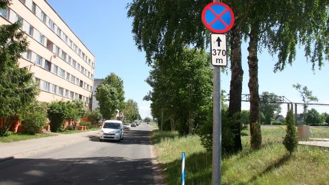 Этот участок недвижимости по Ахтмескому шоссе, 27а граничит с узкой дорогой. Собственник участка - ТОО "Baltic Midline" - установил там дорожный знак, запрещающий остановку. (Фото: Пеэтер ЛИЛЛЕВЯЛИ)
